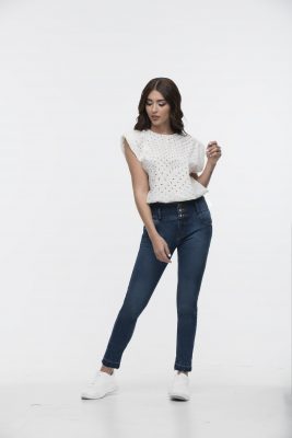 BLUSA  DE TENDENCIA CON HOMBRERAS 